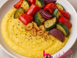 Polenta s sirom, pečeno zelenjavo in hrustljavim česnovim prelivom