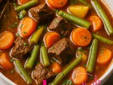 Poletna goveja obara z mladim korenjem in stročjim fižolom