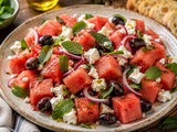 Poletna solata z lubenico, feta sirom, črnimi olivami in meto