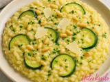 Rižota z bučkami, parmezanom in pinjolami