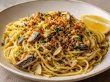 Špageti z drobtinami, sardelami in limono