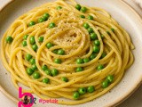 Vegi “carbonara” z jajcem, grahom in parmezanom