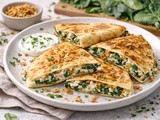 Zapečena quesadilla s špinačo, rikoto in hrustljavo čebulo