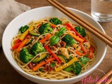 Zelenjavni wok z riževimi rezanci
