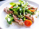 Knackiger Salat mit feurigen Steak-Schnitten