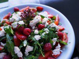 Sommersalat mit Himbeeren, Erdbeeren und Schafkäse