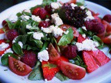 Sommersalat mit Himbeeren, Erdbeeren und Schafkäse