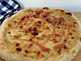 Pizza con scamorza affumicata e guanciale cotta nella pietra refrattaria