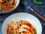 Italiaanse kip in tomatensaus met spaghetti