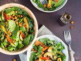 Salade van gegrilde groenten met spinazie en dadel/vijgensiroop