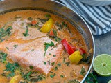 Snelle curry met zalm en spinazie