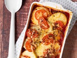 Vegetarische ovenschotel met aardappel en tomatensaus