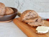 Chocolate and walnut whole-wheat dinner rolls / panini integrali al cioccolato e noci