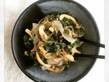 Konjac noodles and kelp noodles with greens and mushrooms / pasta di konjac e pasta di alghe con verdure a foglia verde e funghi