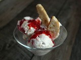 Παγωτό με τσουρέκι και σάλτσα φράουλας