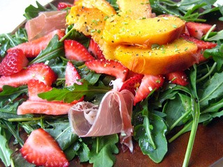 baby arugula salad with grilled peaches and strawberries