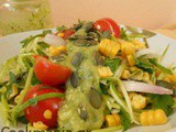 Καλαμπόκι και κολοκυθάκια σαλάτα με dressing lime αβοκάντο