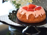 Κέικ με άρωμα και γλάσο φρέσκιας φράουλας