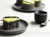 Moelleux au sésame noir, glaçage chocolat blanc et thé vert matcha