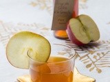 Apple Pie Punch (a cocktail that tastes like apple pie!)