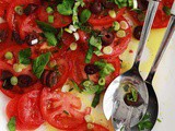 Salade de tomates estivale, oignon et olives