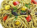 Spaghetti au pesto de basilic et légumes