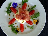 Mozzarella ripiena di salame gentile con giardino di verdure