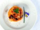 Spaghetti al pomodoro con guanciale croccante , olive taggiasche e capperi