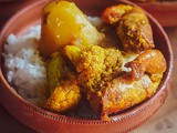 Phulkopi Aloo diye Chingri Kaliya | Bengali Prawn Curry with Potato and Cauliflower