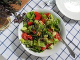 Salade libanaise de tomates, laitue et poivrons