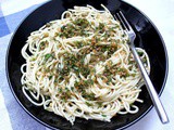 Spaghetti à la sauce crue aux olives vertes et aux fines herbes