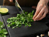 4+3 Substitutes for Coriander (Cilantro) + 3 Tips