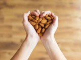 8 Health Benefits of Almonds & 4 Risks