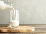 8 Health Benefits of Milk + 3 Potential Risks