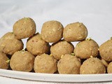 Punjabi pinni / gond ladoo / edible gum ladoo / whole wheat flour ladoo