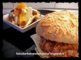 Panino ai semi di Sesamo Casereccio con Hamburger Homemade e insalatina Siciliana (il Fast Food fai da me)