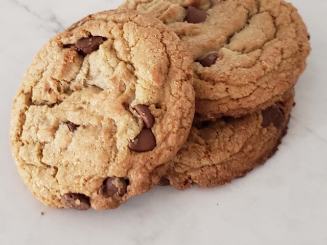 https://verygoodrecipes.com/images/blogs/frieda-loves-bread/cumbl-copycat-thick-soft-chewy-bakery-style-chocolate-chip-cookies.640x480.jpg