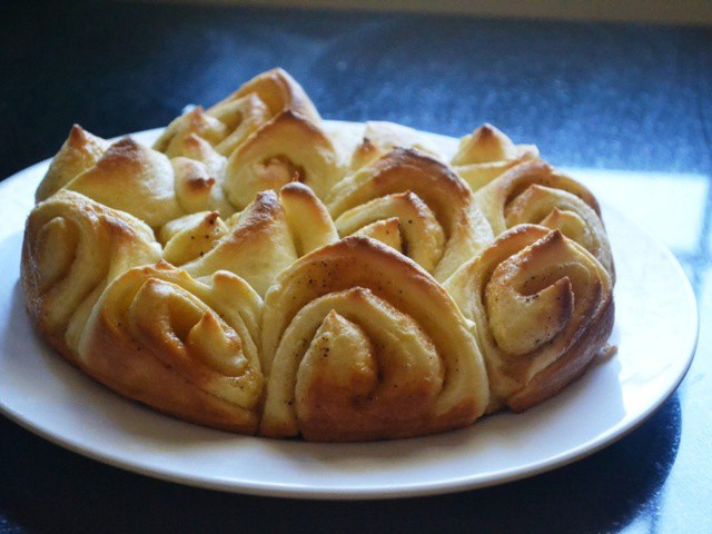 https://verygoodrecipes.com/images/blogs/gayathri-s-cook-spot/egg-free-japanese-bread-rolls-recipe-baking-eggless-challenge.640x480.jpg