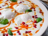 Turkish Eggs – Çilbir | Poached Eggs with Garlic Yogurt