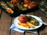 Pomodori e peperoni farciti con riso uvetta e pinoli / ghemistà me stafides kai koukounari