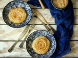 Sarikopites / pites cretesi con pasta fillo farcite con formaggio cosparse di miele