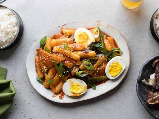 https://verygoodrecipes.com/images/blogs/hungry-huy/tteokbokki-recipe-korean-spicy-rice-cakes.640x480.jpg