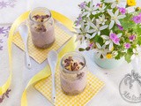 Coppette veloci di yogurt alle bacche di acai con ananas, semi di chia e cioccolata a pezzetti
