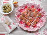 Crackers ai semi di lino con formaggio cremoso e trota salmonata affumicata