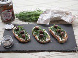 Crostini con agretti, ricotta, olive e Saltè Leaf