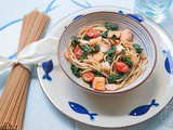 Spaghetti integrali con trota salmonata, spinaci e pomodorini