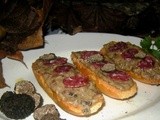 Crostini al paté di porcini con tartufo nero e salamino