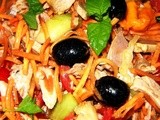 Insalata con verdure fresche, petto di pollo e olive nere