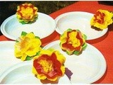 Per una festa di bambini: Decorare i piatti applicando sul bordo coloratissimi fiori di carta