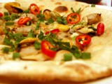 Pizza con le cozze, pizza cu ‘e cozzeche’, la ricetta in dialetto napoletano